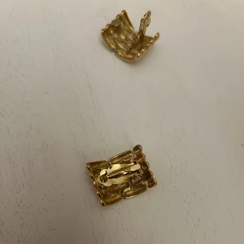 GIVENCHY VINTAGE PARIS NEW YORK LARGE GOLD PLATE CLIP ON EARRINGS - Picture 12 of 12